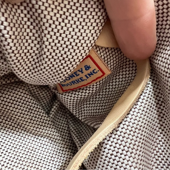 Vintage Dooney & Bourke Signature Front Clasp Brown Tan Handbag Domed Satchel - Picture 12 of 16